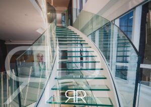 escada com guarda corpo de vidro autoportante