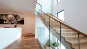 vidro-laminado-com-corrimao-em-inox-na-arquitetura